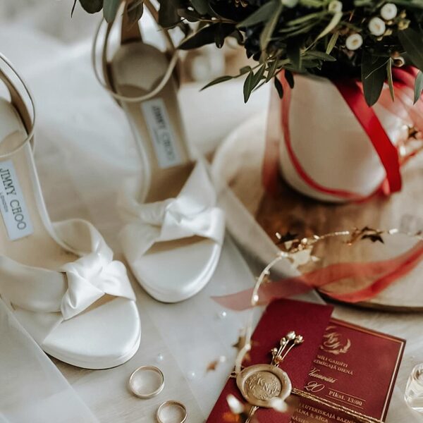 Kāzu ielūgums no caurspīdīga organiskā stikla