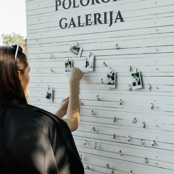 Melnas līmplēves dizains