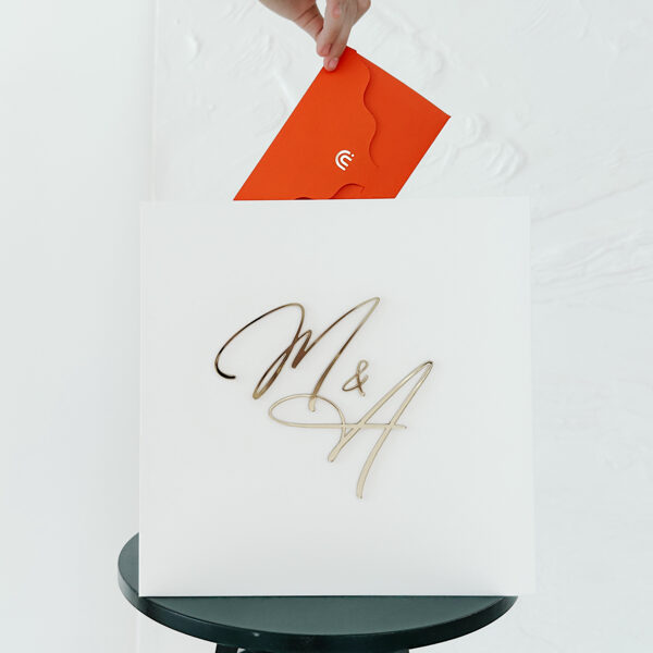 Balta organiskā stikla kaste apsveikumiem