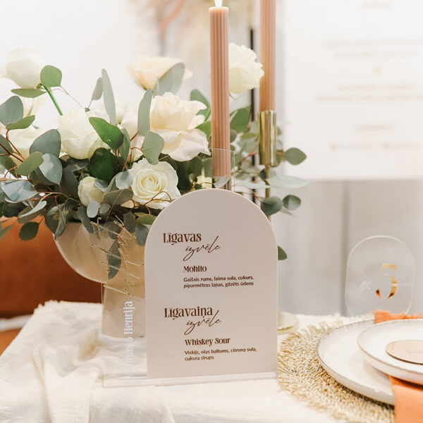 Dzērienu karte no bēša un caurspīdīga organiskā stikla