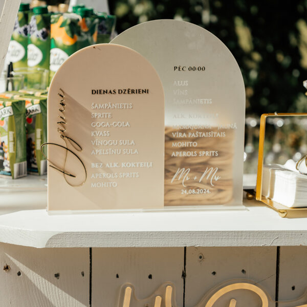 Dzērienu karte no bēša un matēta organiskā stikla