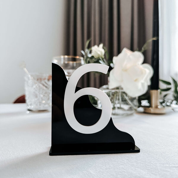 Galdiņu numerācija no melna un balta organiskā stikla