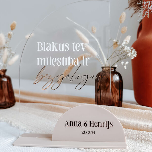 Galda karte no bēša un caurspīdīga organiskā stikla