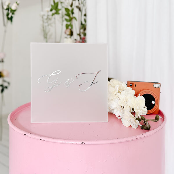 Matēta organiskā stikla kaste apsveikumiem