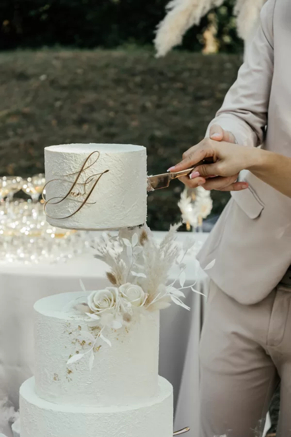 Zelta kāzu tortes toperis