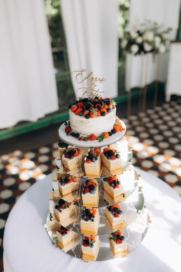 Zelta kāzu tortes toperis